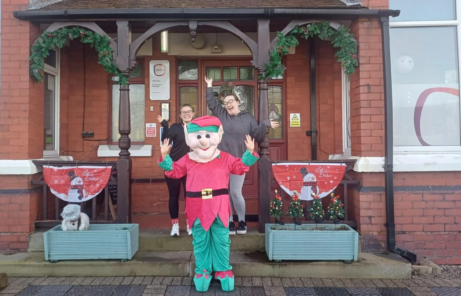 ‘Fit and Elfie’ Widnes nursery joins run to help local hospice